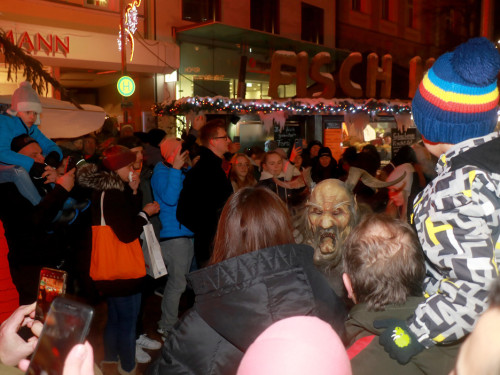 Perchtenlauf Hofer Weihnachtsmarkt Hof 17.12.22 – Foto 33