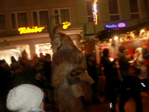 Perchtenlauf Hofer Weihnachtsmarkt Hof 17.12.22 – Foto 34