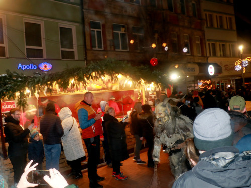 Perchtenlauf Hofer Weihnachtsmarkt Hof 17.12.22 – Foto 36