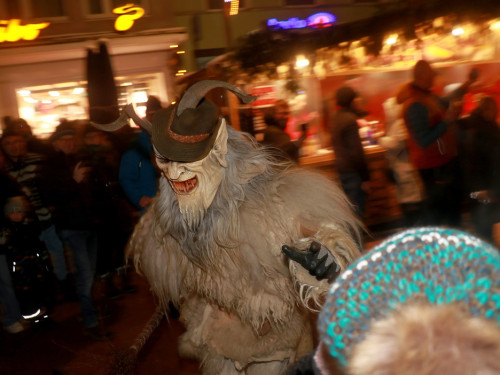 Perchtenlauf Hofer Weihnachtsmarkt Hof 17.12.22 – Foto 37