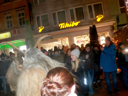 Perchtenlauf Hofer Weihnachtsmarkt Hof 17.12.22 – Foto 38