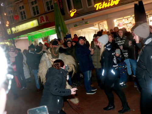 Perchtenlauf Hofer Weihnachtsmarkt Hof 17.12.22 – Foto 39