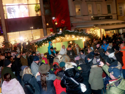 Perchtenlauf Hofer Weihnachtsmarkt Hof 17.12.22 – Foto 41