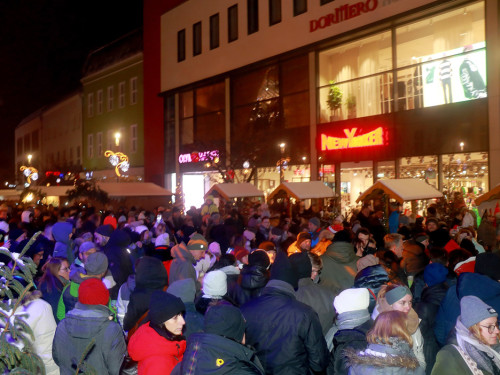 Perchtenlauf Hofer Weihnachtsmarkt Hof 17.12.22 – Foto 42