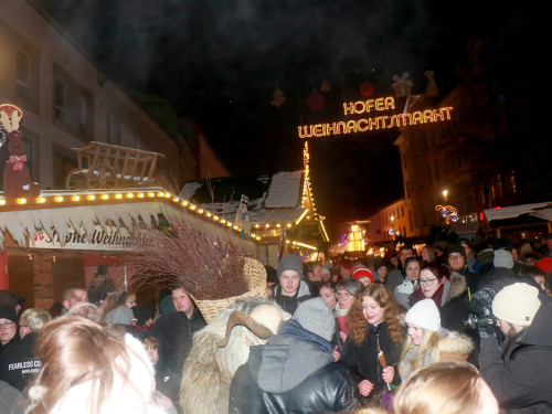 Perchtenlauf Hofer Weihnachtsmarkt Hof 17.12.22 – Foto 47