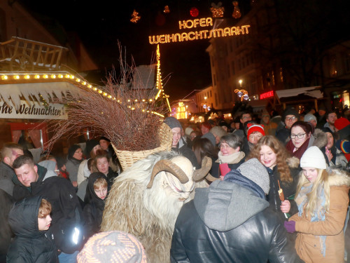 Perchtenlauf Hofer Weihnachtsmarkt Hof 17.12.22 – Foto 48