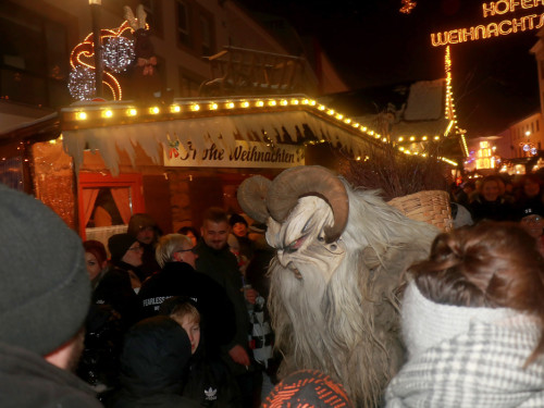 Perchtenlauf Hofer Weihnachtsmarkt Hof 17.12.22 – Foto 49