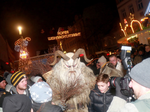 Perchtenlauf Hofer Weihnachtsmarkt Hof 17.12.22 – Foto 51