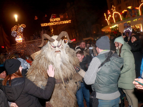 Perchtenlauf Hofer Weihnachtsmarkt Hof 17.12.22 – Foto 52