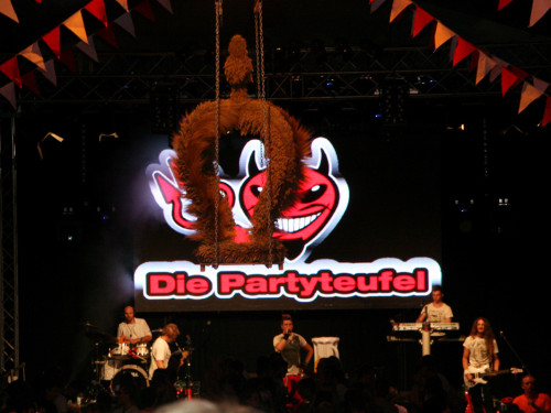 Hofer Volksfest 2013 - 3. Tag Abends Festbetrieb mit Partyteufel – Foto 3