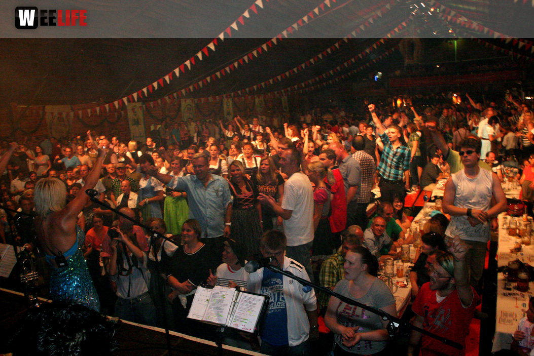 Hofer Volksfest 2013 - 6. Tag Abends Tag der Sparkasse mit den Isertaler Hexen