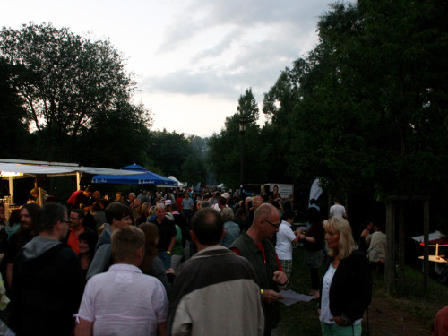 Saaleauenfest 2013 Abends Festbetrieb mit Wee Bush – Foto 9
