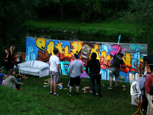 Saaleauenfest 2013 Abends Festbetrieb mit Wee Bush – Foto 13
