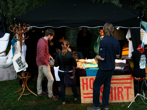 Saaleauenfest 2013 Abends Festbetrieb mit Wee Bush – Foto 14