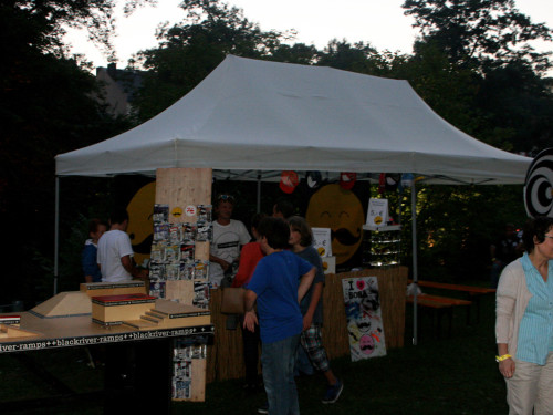 Saaleauenfest 2013 Abends Festbetrieb mit Wee Bush – Foto 26