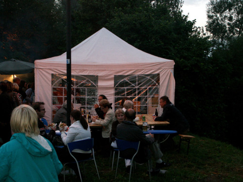Saaleauenfest 2013 Abends Festbetrieb mit Wee Bush – Foto 30