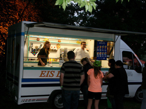 Saaleauenfest 2013 Abends Festbetrieb mit Wee Bush – Foto 32