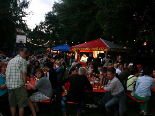 Saaleauenfest 2013 Abends Festbetrieb mit Wee Bush – Foto 33