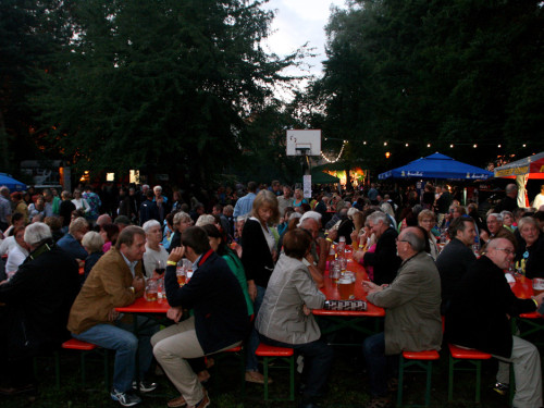 Saaleauenfest 2013 Abends Festbetrieb mit Wee Bush – Foto 34