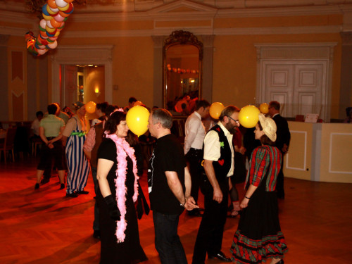 Spinnerte Tanzparty – Foto 30