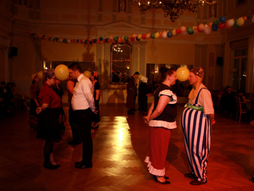 Spinnerte Tanzparty – Foto 31