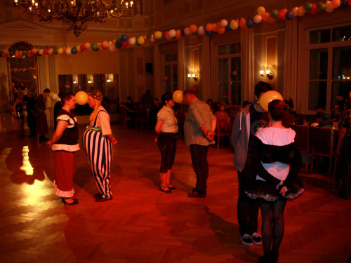 Spinnerte Tanzparty – Foto 37