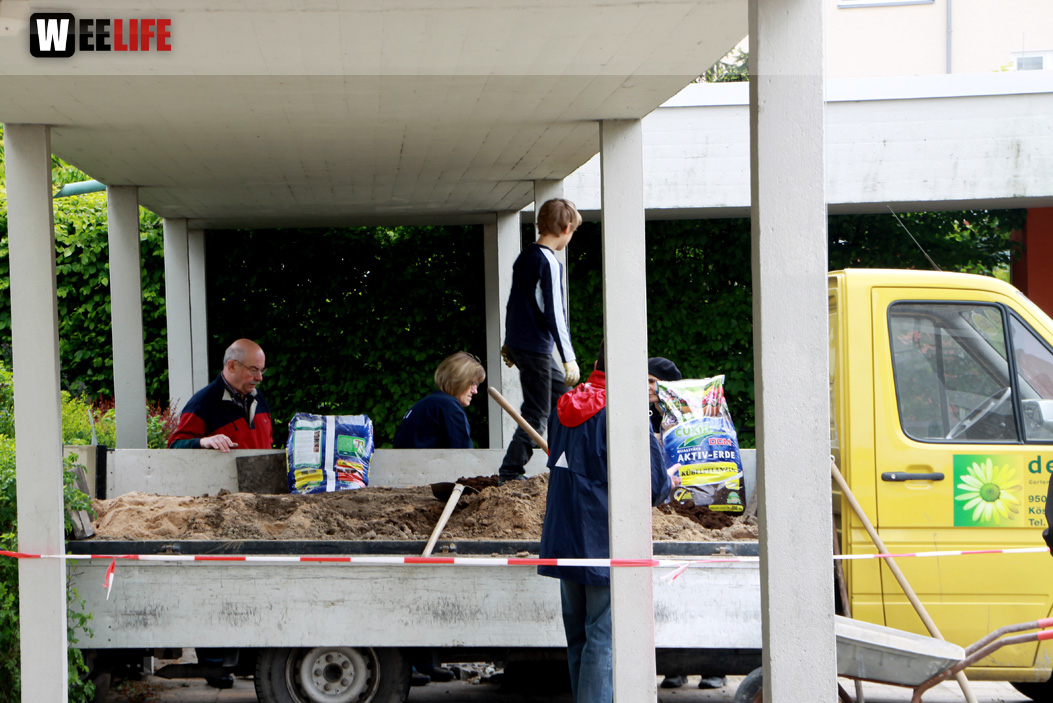 Pflanzaktion Grillen und Theater Gesang