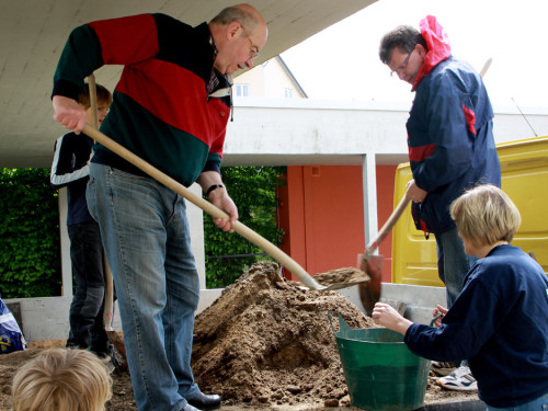 Pflanzaktion Grillen und Theater Gesang – Foto 15