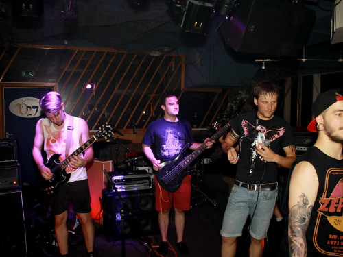 Second Rage LIVE: Emma StonedDeadbeat Hero – Foto 3