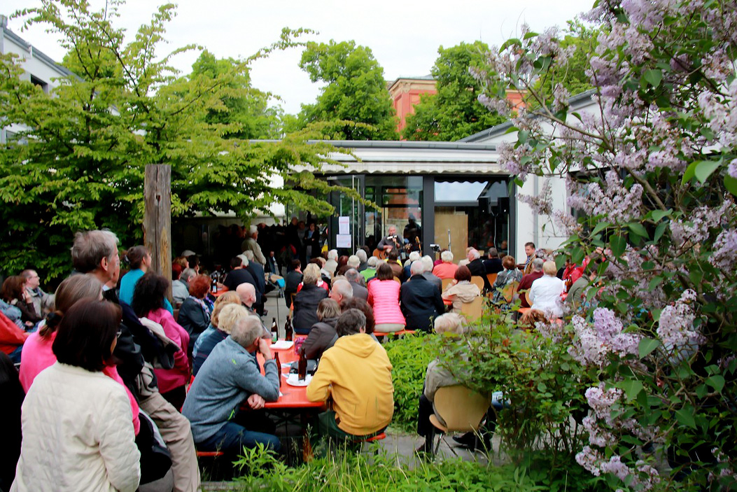InnenHofKonzert mit Duo Joke Rambacher u. Gerspitzer S. Baker, D. Lüddicke