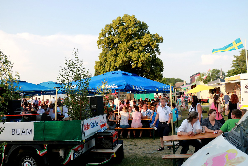 150 Jahre Wiesenfest Berg mit histroische Wiesenspiele Töpener Blasmusik