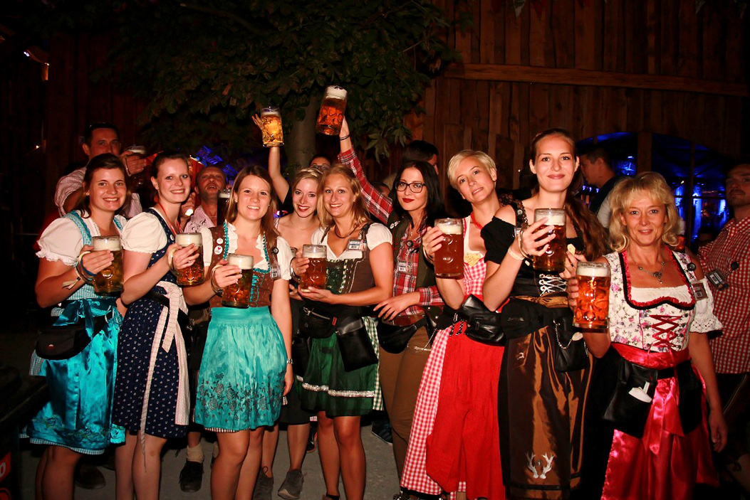 Fotos dieser Veranstaltung: 103. Hofer Volksfest 10.Tag Auszug der Bedienungen