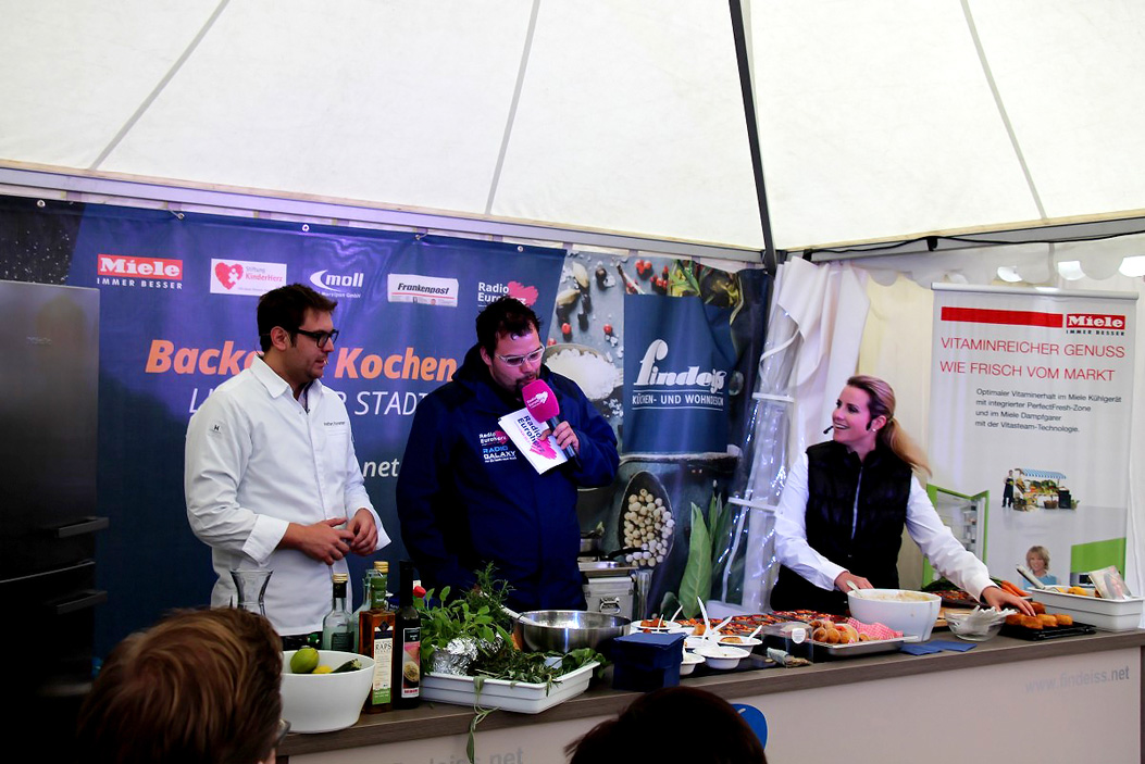 Fotos dieser Veranstaltung: Hofer Herbstmarkt 2015 Aktion mit TV Koch Stefan Forster