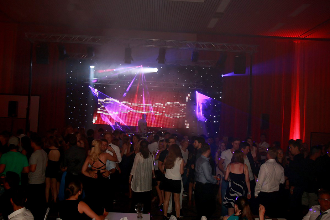 Abier Bildung nach Maß After Show Party Schiller Gym Hof
