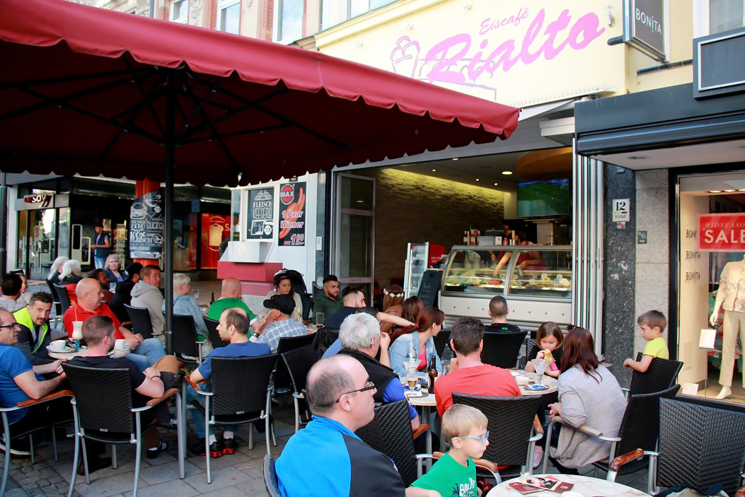 Public Viewing EM Deutschland Slowakei Eiscafe