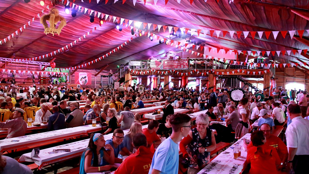 Fotos dieser Veranstaltung: Hofer Volksfest 2016 Tag 1 Freitag Nach dem Umzug Original Töpener Blasmusik