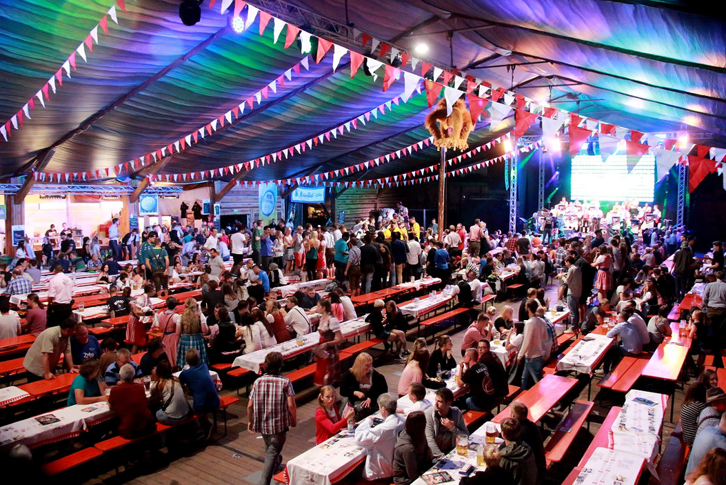 Fotos dieser Veranstaltung: Hofer Volksfest 2016 Tag 1 Freitag Abends Original Töpener Blasmusik