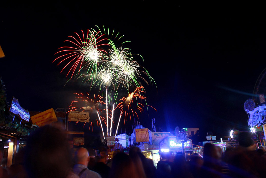 Fotos dieser Veranstaltung: Hofer Volksfest 2016 Tag 2 Samstag EröffnungsFeuerwerk