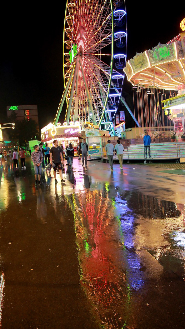 Fotos dieser Veranstaltung: Hofer Volksfest 2016 Tag 3 Sonntag Lichtspiegelung bei Regen