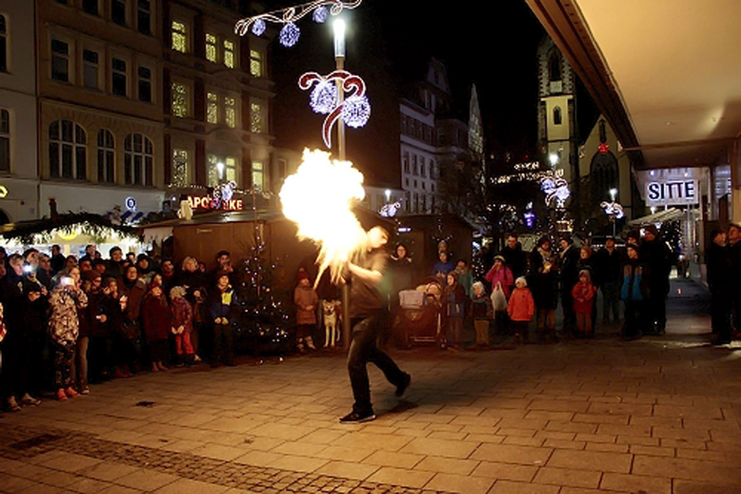 Fotos dieser Veranstaltung: Weihnachtsmarkt mit Feuerkünstler Chariash