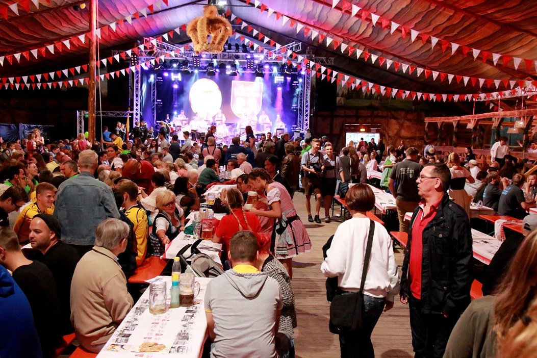 Fotos dieser Veranstaltung: Auftakt mit der Original Töpener Blasmusik Hofer Volksfest 2017