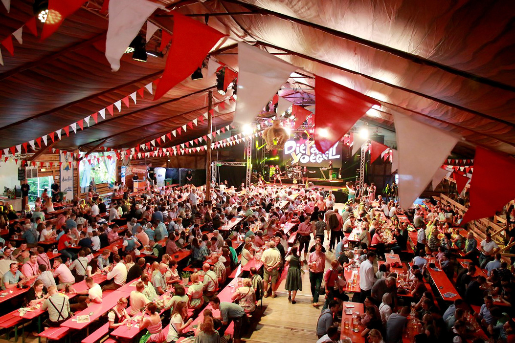 Fotos dieser Veranstaltung: Die Partyvögel Tag der Landjugend Hofer Volksfest 2017