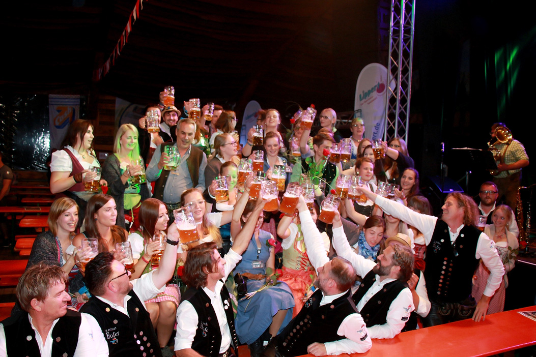 Fotos dieser Veranstaltung: Auszug der Bedienungen Tag 10 Hofer Volksfest 2017