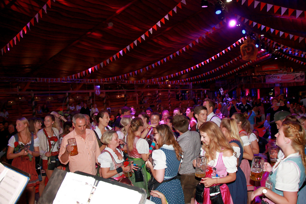 Fotos dieser Veranstaltung: Auszug der Bedienungen Hofer Volksfest 2018