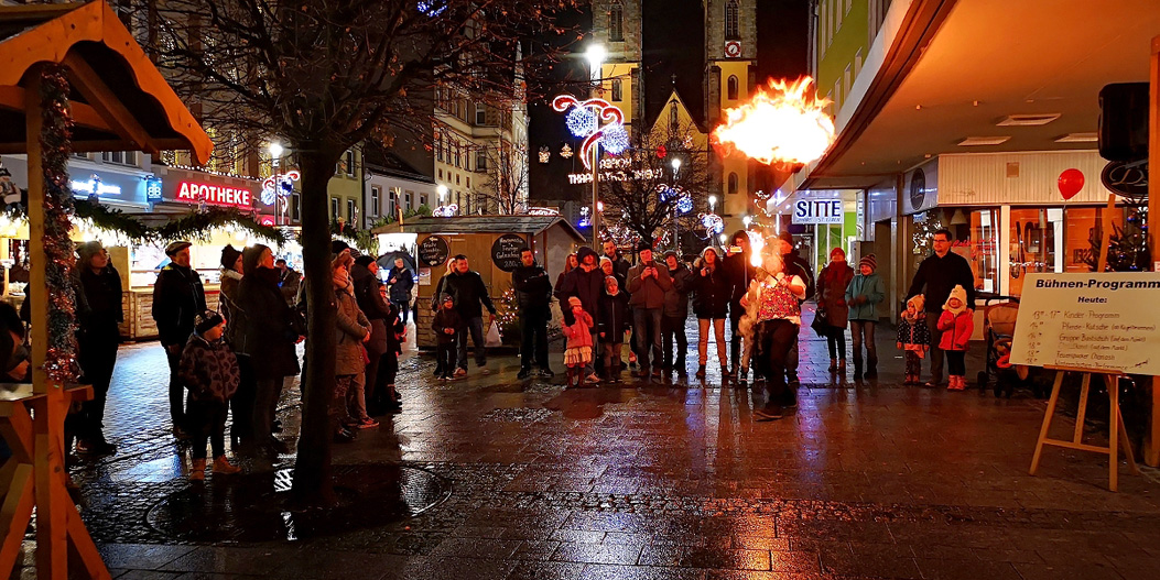 Fotos dieser Veranstaltung: Feuerspucker Chariash Weihnachtsmarkt Hof 2.12.2018