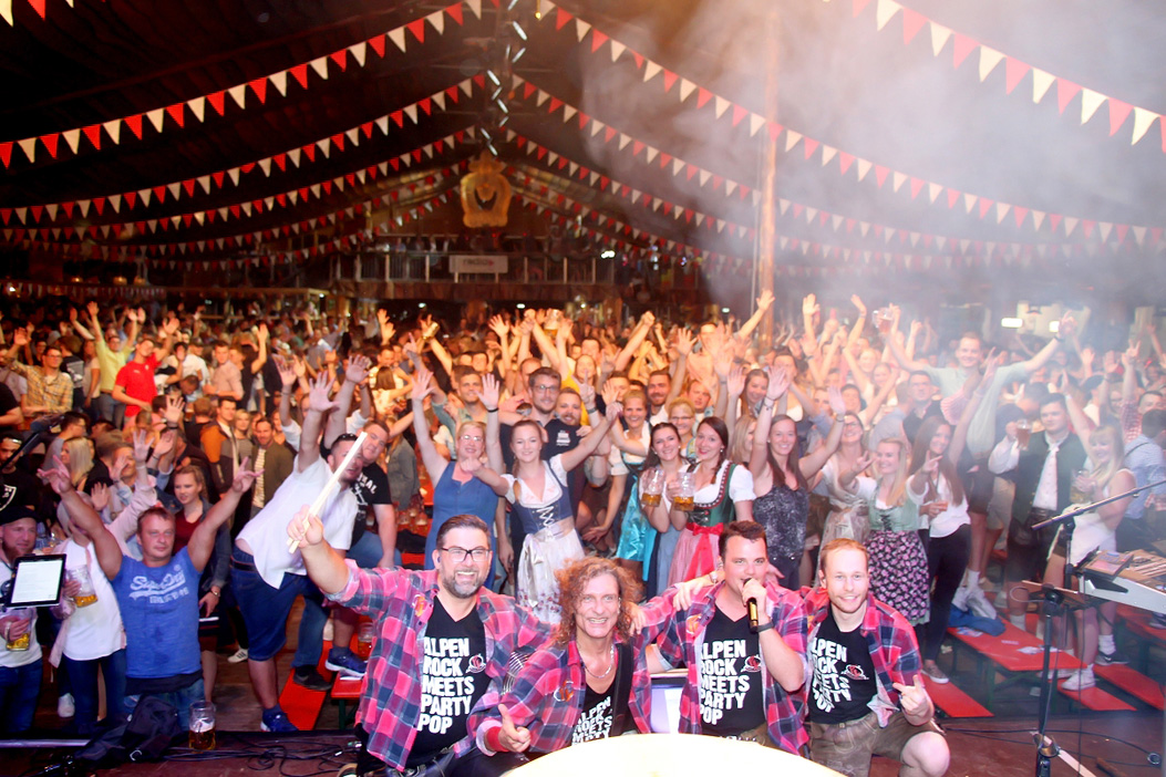 Fotos dieser Veranstaltung: Die Partyvögel Hofer Volksfest Tag 8