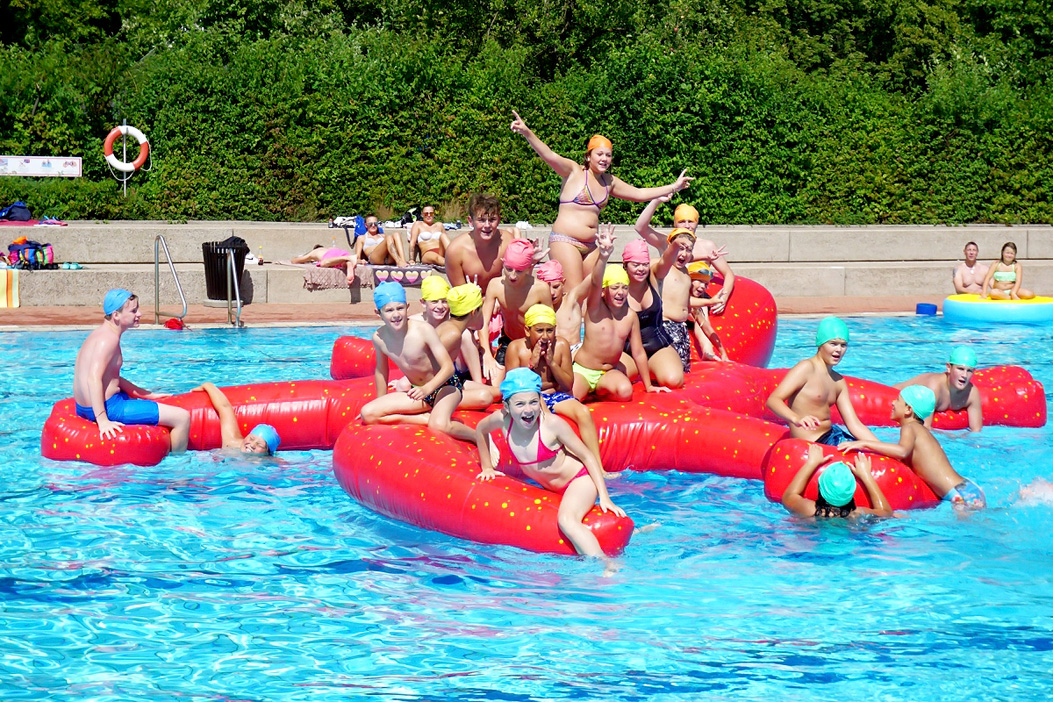 Sommer Pool Party Freibad Hof