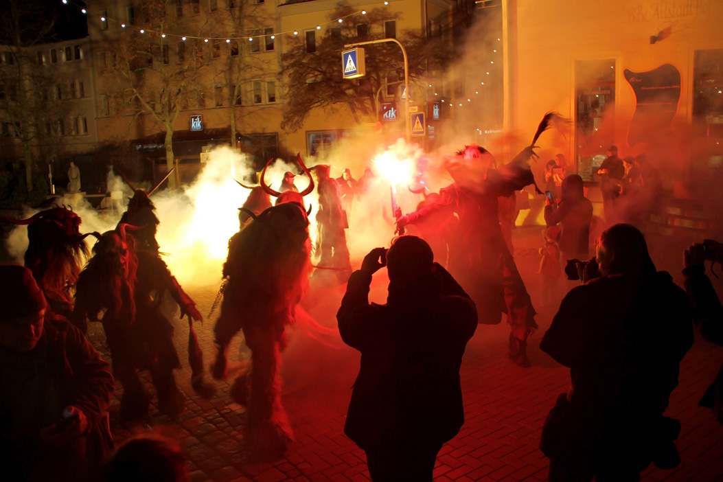 Fotos dieser Veranstaltung: Perchtenlauf 2019 Krampusse au Hof bei Salzburg 14.12.2019 Weihnachtsmarkt