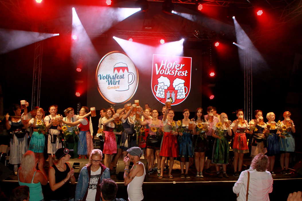 Fotos dieser Veranstaltung: Hofer Volksfest 2014 Auszug der Bedienungen 3.8.2014